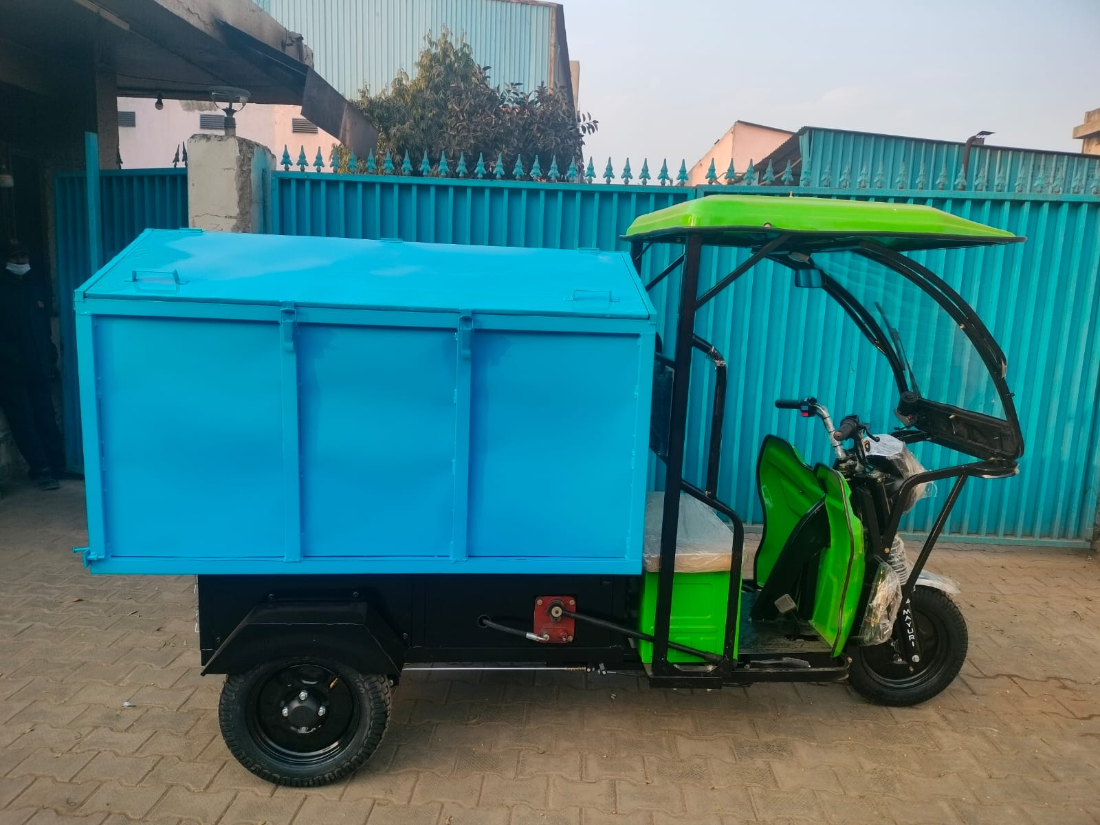 Hydraulic trash container tipper India