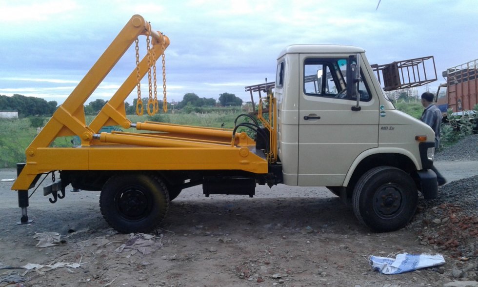 Hydraulic waste bin lifter